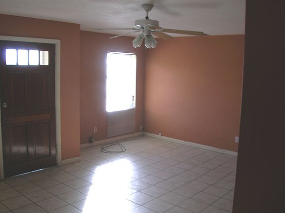 4th image of 1115 W Ventura Ave