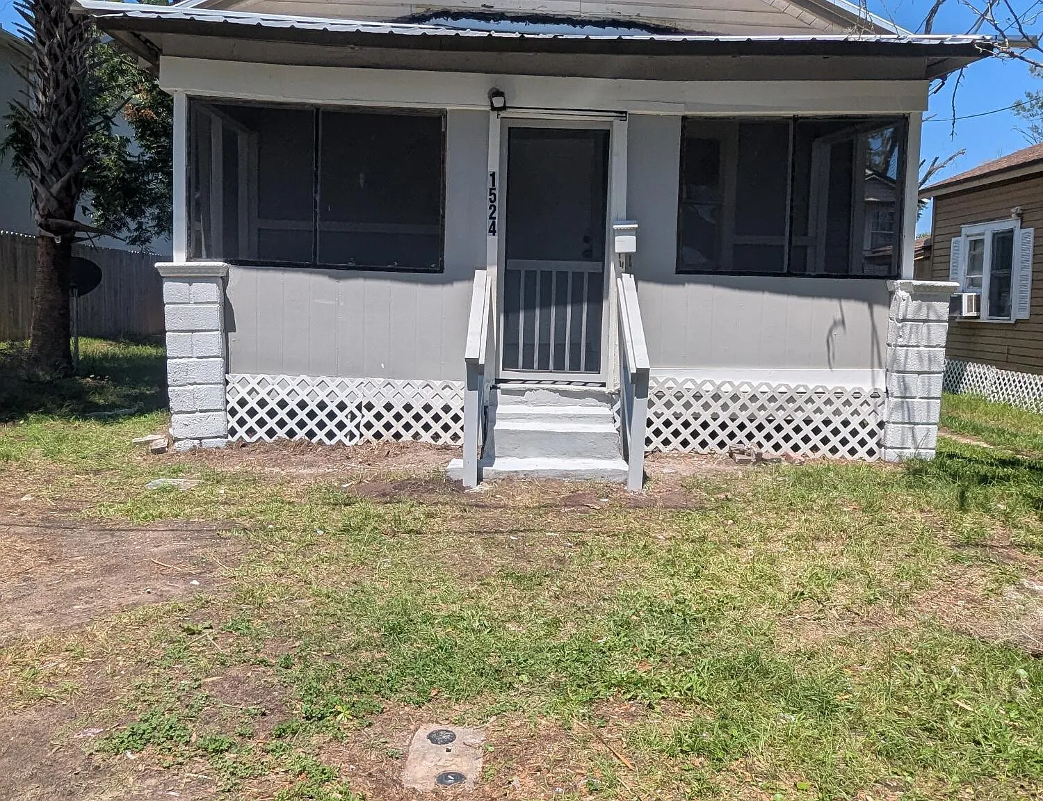 3 bed, 1.0 bath, 861 sqft, $900 — Photo 1