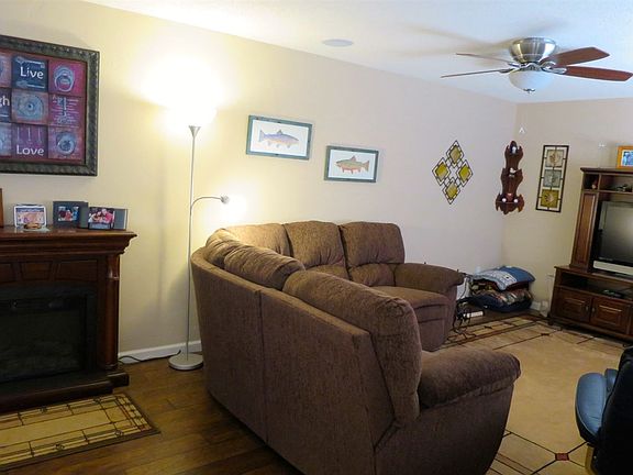 3rd image of 501 Manzanita Way