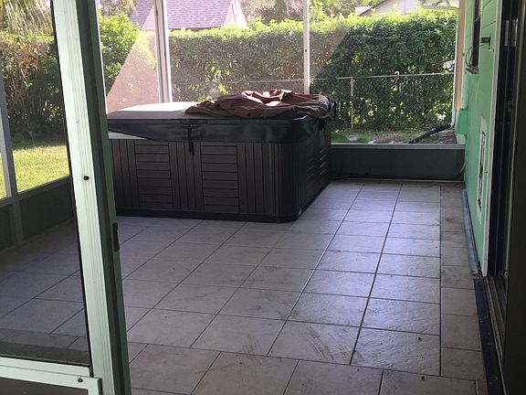 Large porch with Jacuzzi