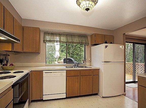 Well designed kitchen with large pantry and plenty of cabinet space.