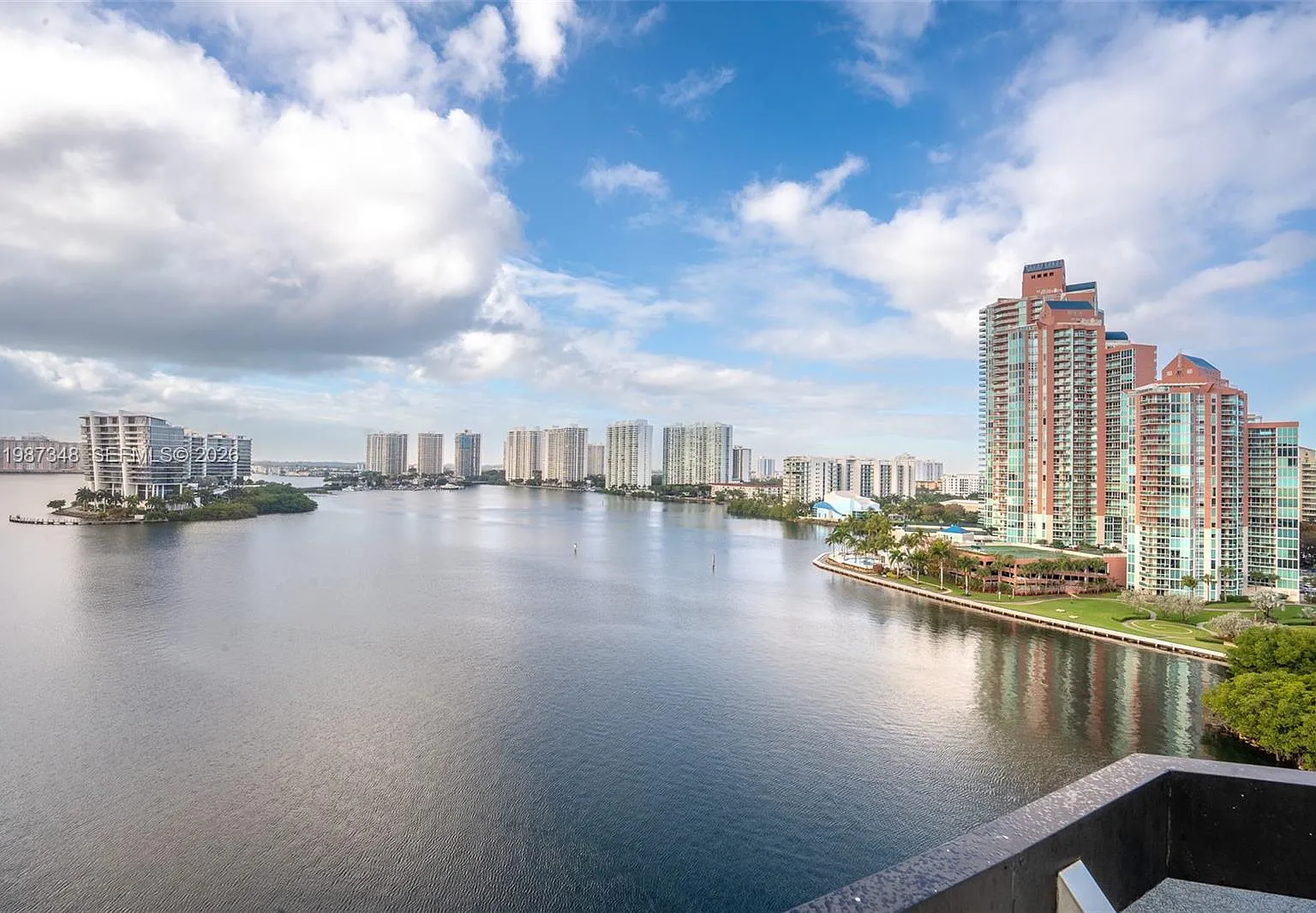 Mystic Pointe Tower 500 C — Photo 1