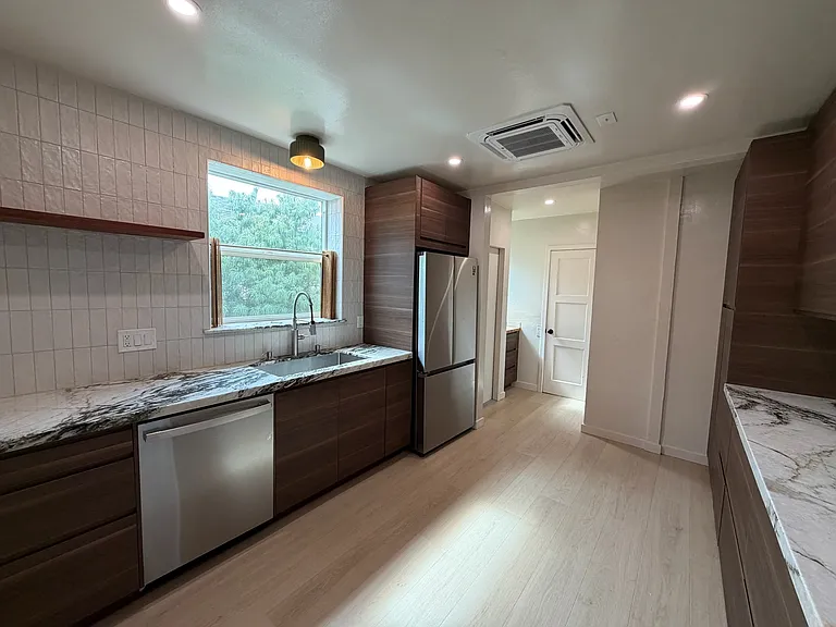 624 W Howard St #A — Photo 3