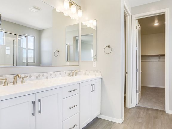Owner s bath dual sinks