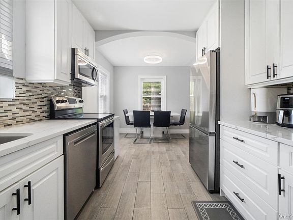 5th image of 1090 Midland Avenue