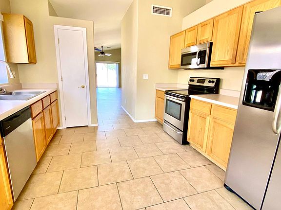 Kitchen - facing towards the living room