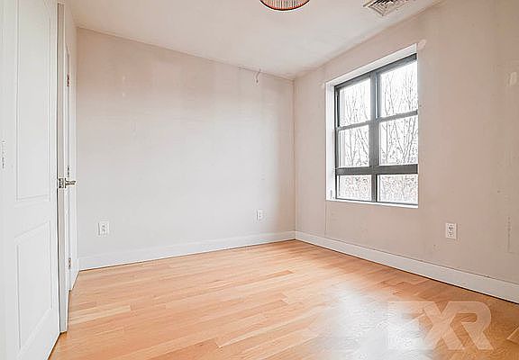 4th image of 431 Bainbridge St #4B