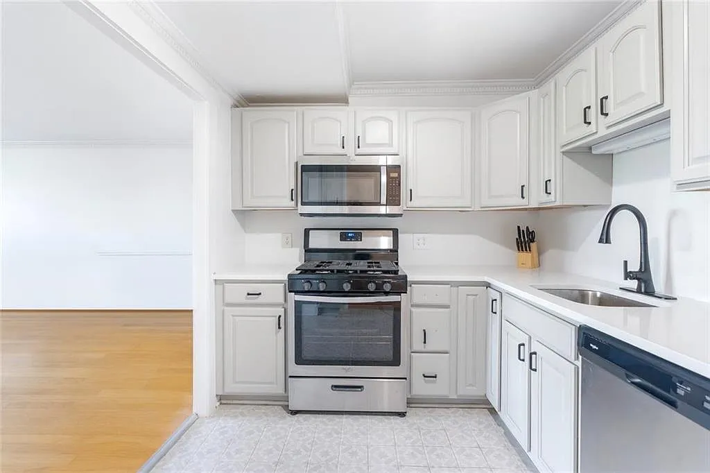 1 bed, 1.0 bath, 742 sqft, $2,000 — Photo 2