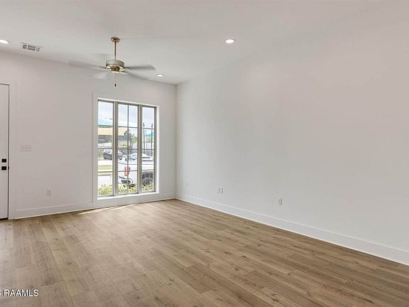 4th image of 905 Broyles St #404