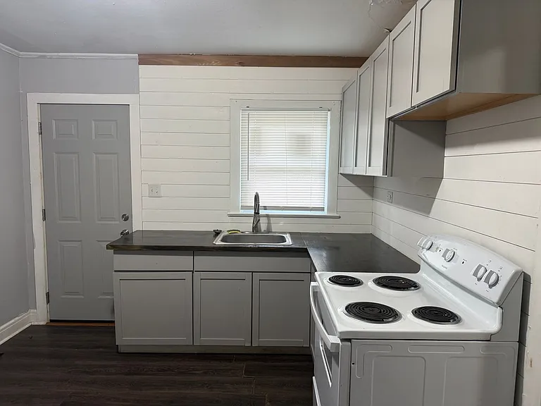 1204 Julia Ave — Photo 2