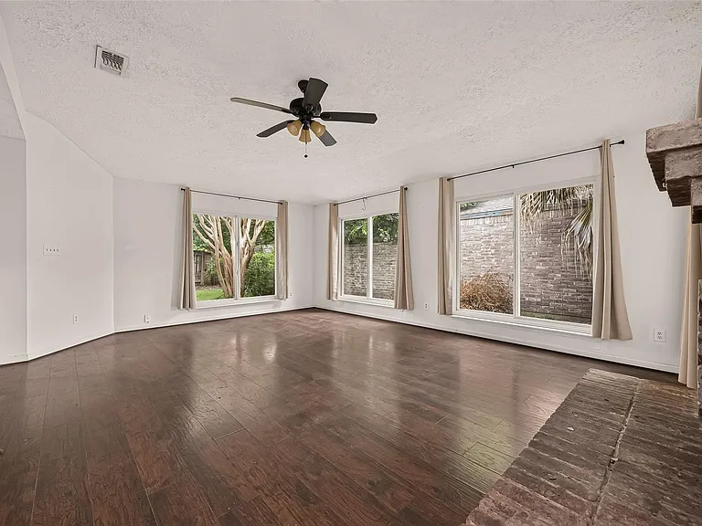 10318 Buffalo Bend Dr — Photo 2