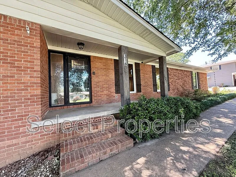 3 bed, 2.0 bath, 2054 sqft, $2,300 — Photo 3