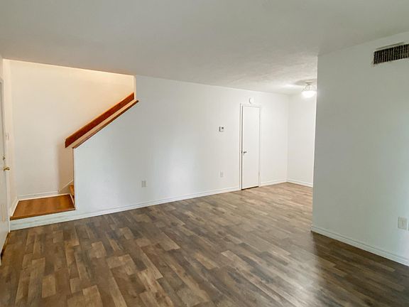 3rd image of 1700 Fox Run Dr APT 1