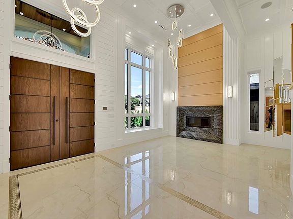 2nd image of 10660 Roselea Cres