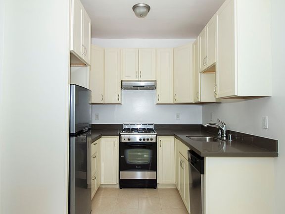 3rd image of 100 Broderick St APT 403