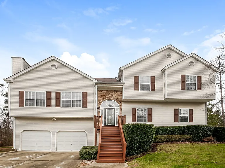 5727 Newnan Cir — Photo 1