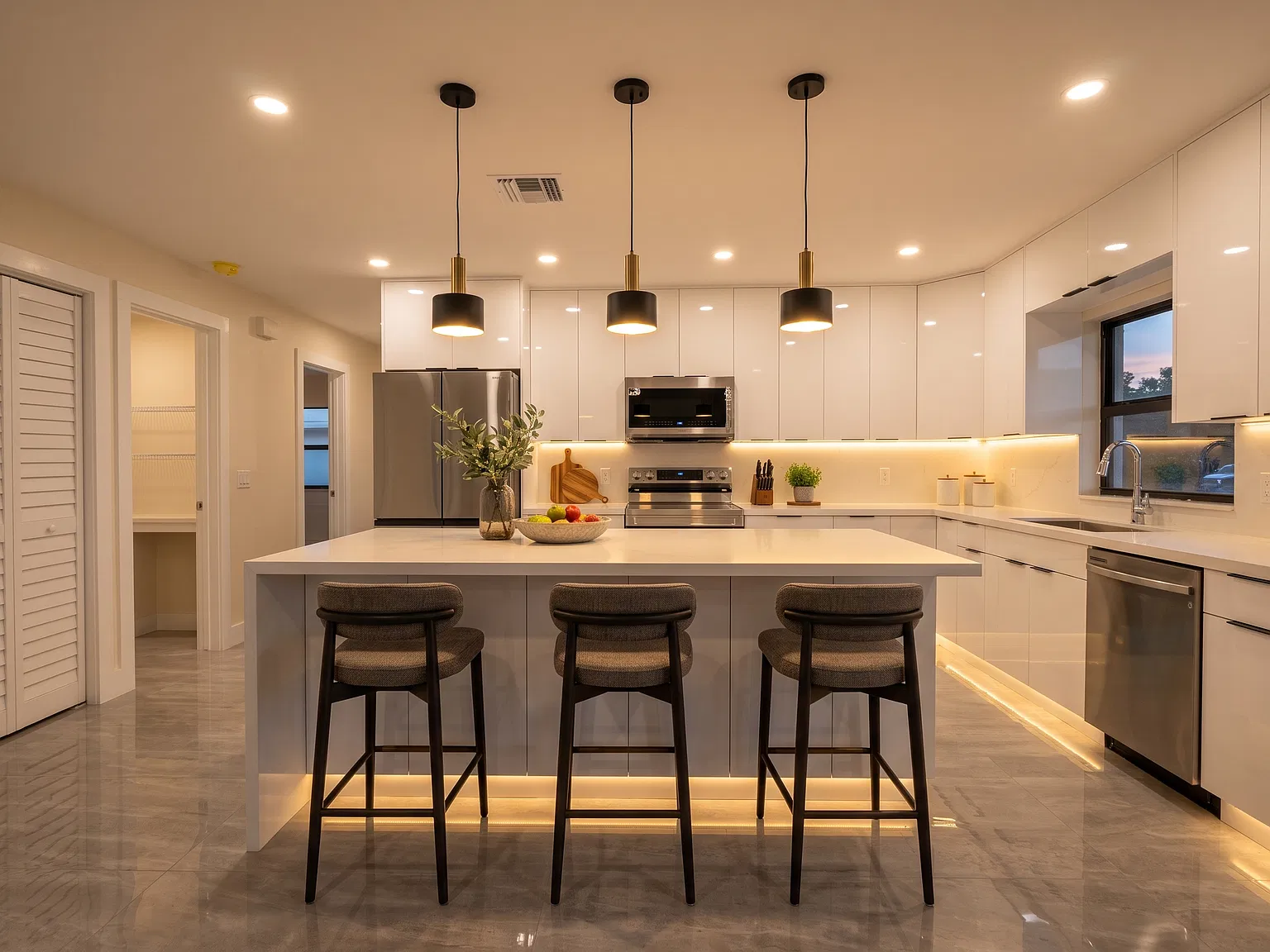 4 bed, 2500 sqft, $3,050 — Photo 3