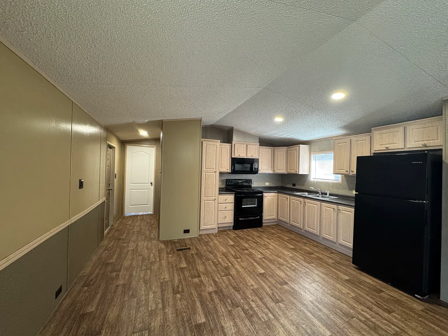 3 bed, 960 sqft, $799 — Photo 2