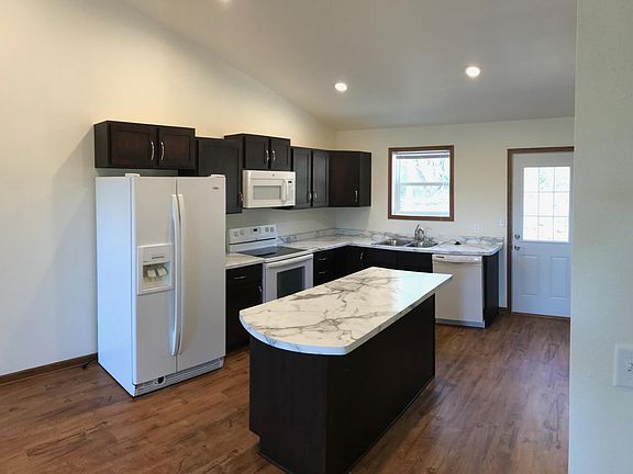 3rd image of 404 Carriage Hill Dr