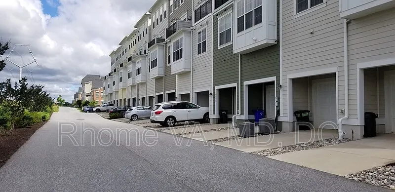 3 bed, 2.5 bath, 2450 sqft, $3,900 — Photo 4