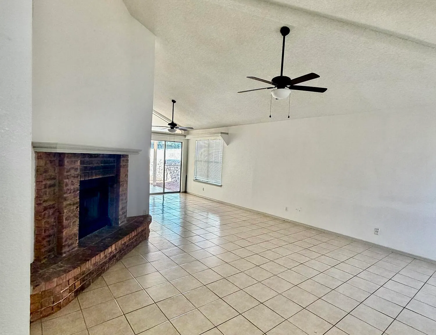 3 bed, 2.0 bath, 1386 sqft, $1,725 — Photo 3