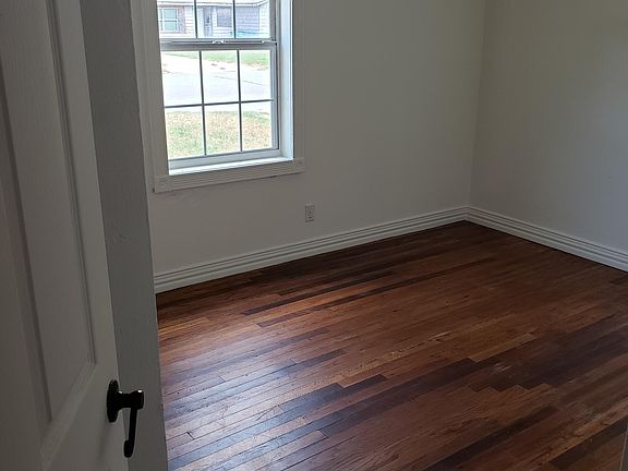 4th image of 1000 Rosebud St