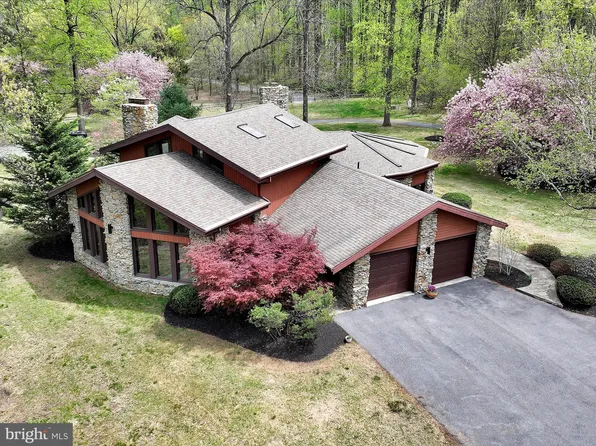 8 Hickory Ln, Temple, PA 19560