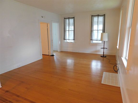 4th image of 2618 Maple St