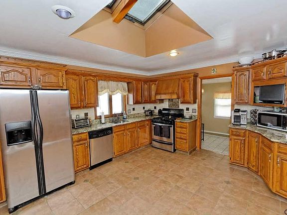 3rd image of 162 Sherman Ave