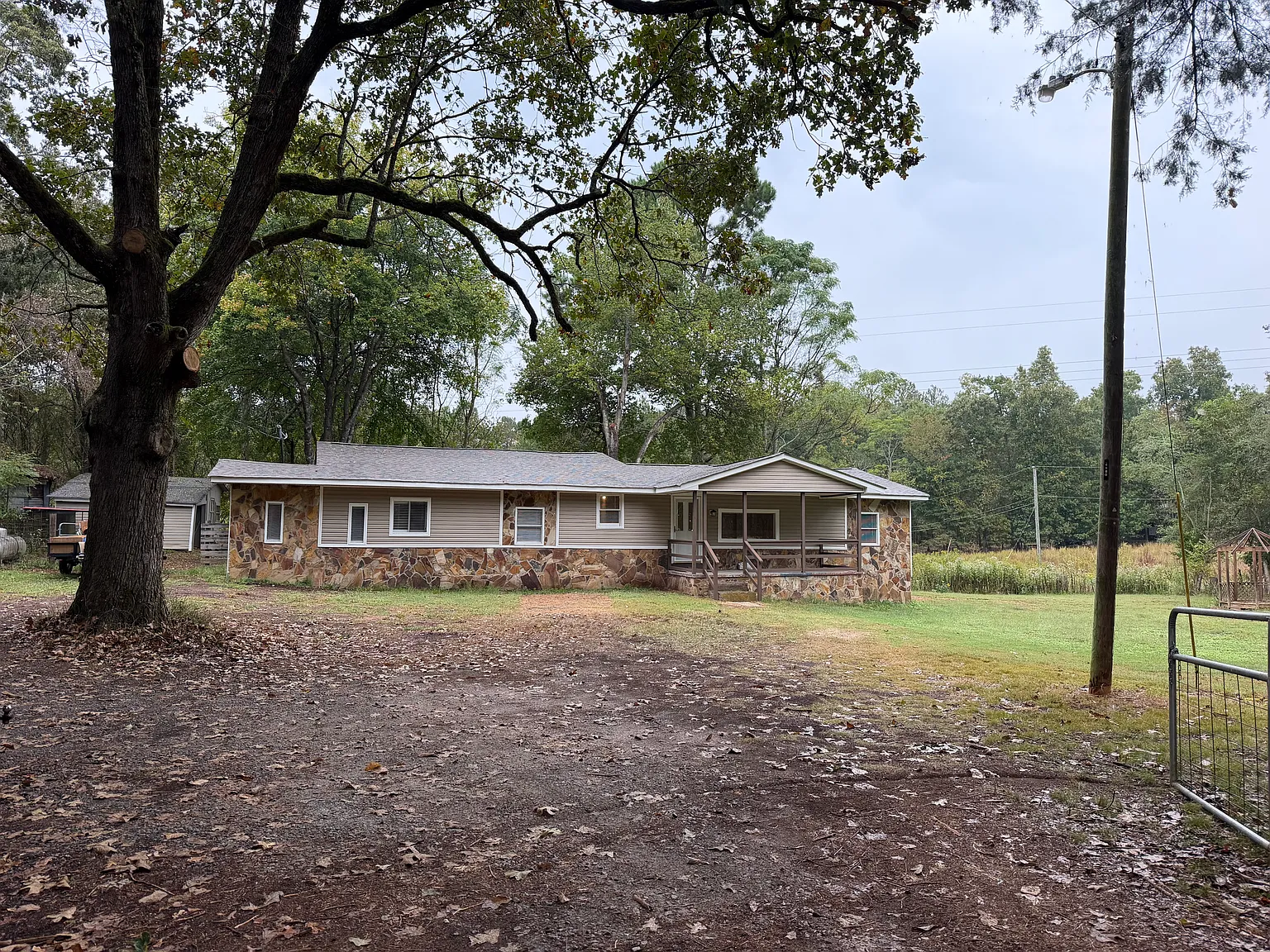 4 bed, 2.5 bath, 1950 sqft, $2,400 — Photo 1