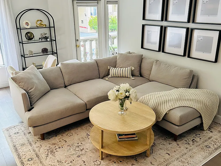 Large and bright livingroom