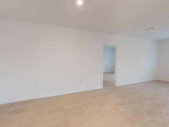 5th image of 422 SW 31st Pl