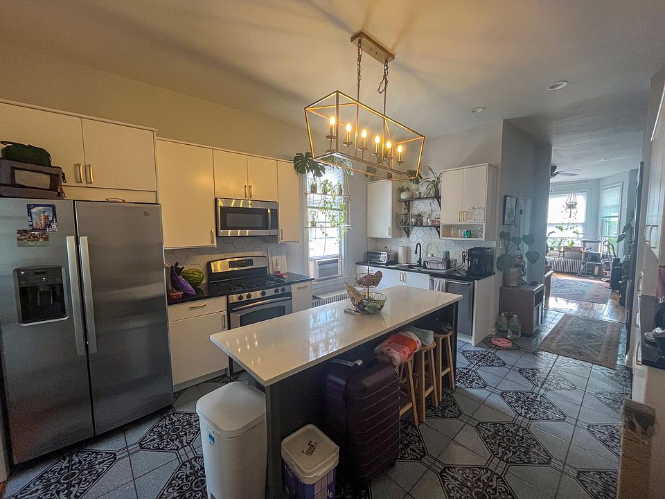 1st image of 3117 N Sacramento Ave #2