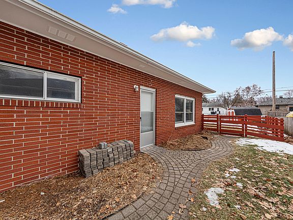 5th image of 421 McIndoe St