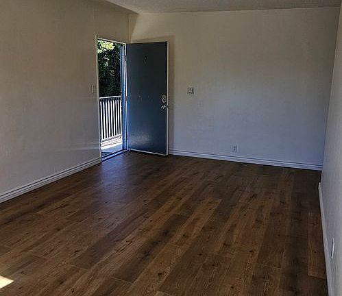 3rd image of 1347 S Cochran Ave #7