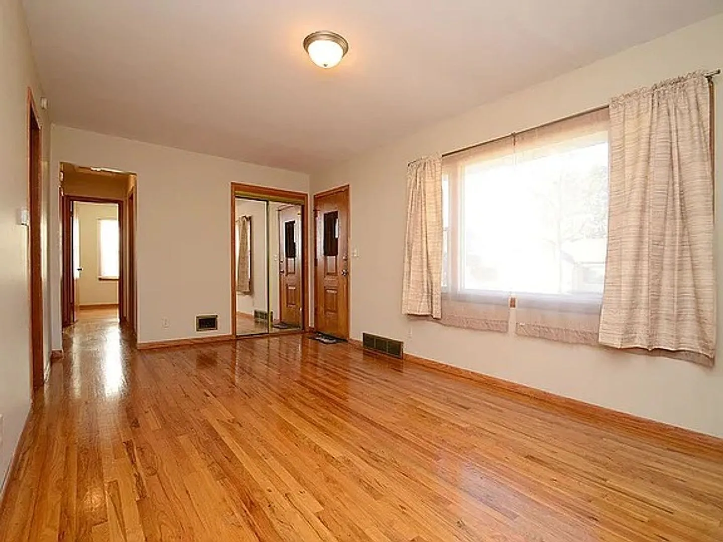 4327 N 55th Ave 3 Bed/1 Bath Raised Ranch in Benson | Hardwood Floors, 1-Car Garage, Walkout Lowe... — Photo 3