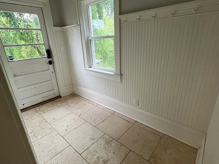 166 S French Broad Ave — Photo 15