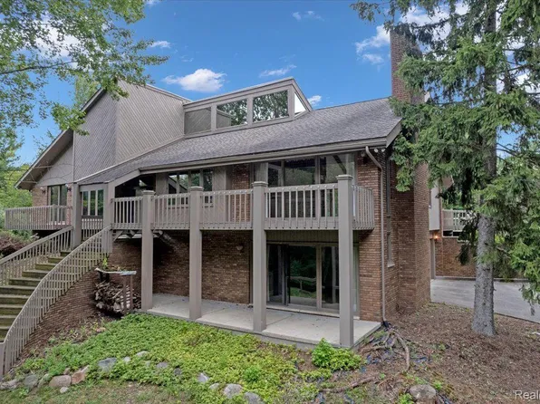 1386 W Gunn Rd, Rochester, MI 48306