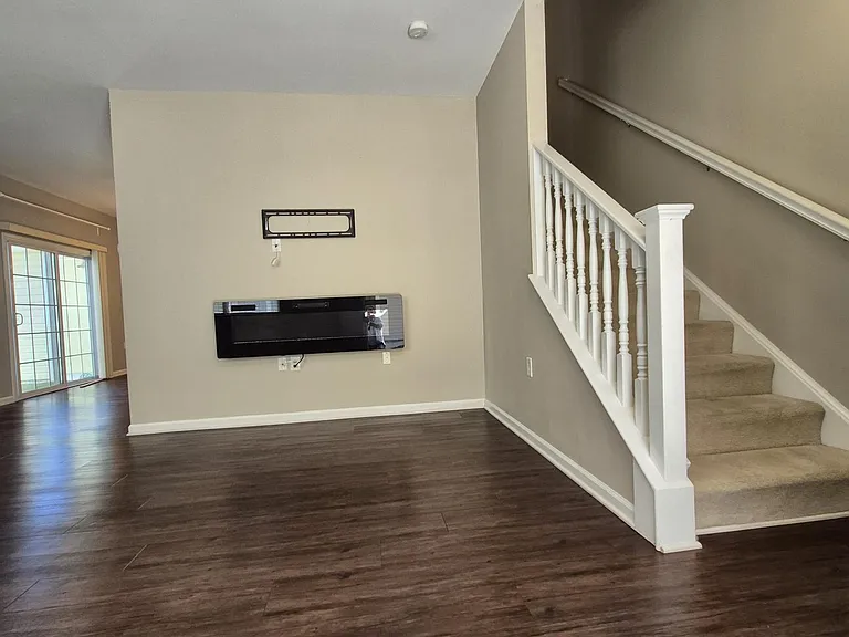 1325 Emsworth Dr — Photo 3