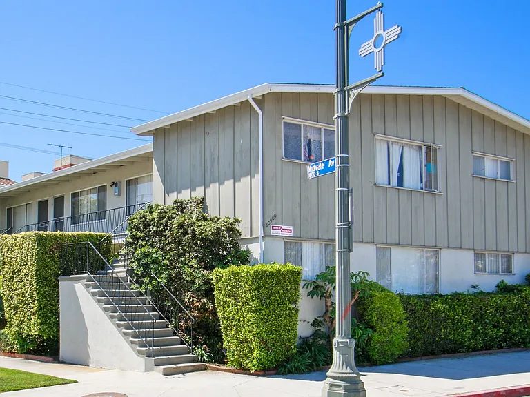10900 Santa Monica Blvd, prime Westwood! — Photo 17