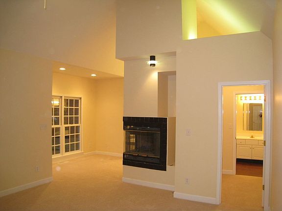 4th image of 656 Davis Dr