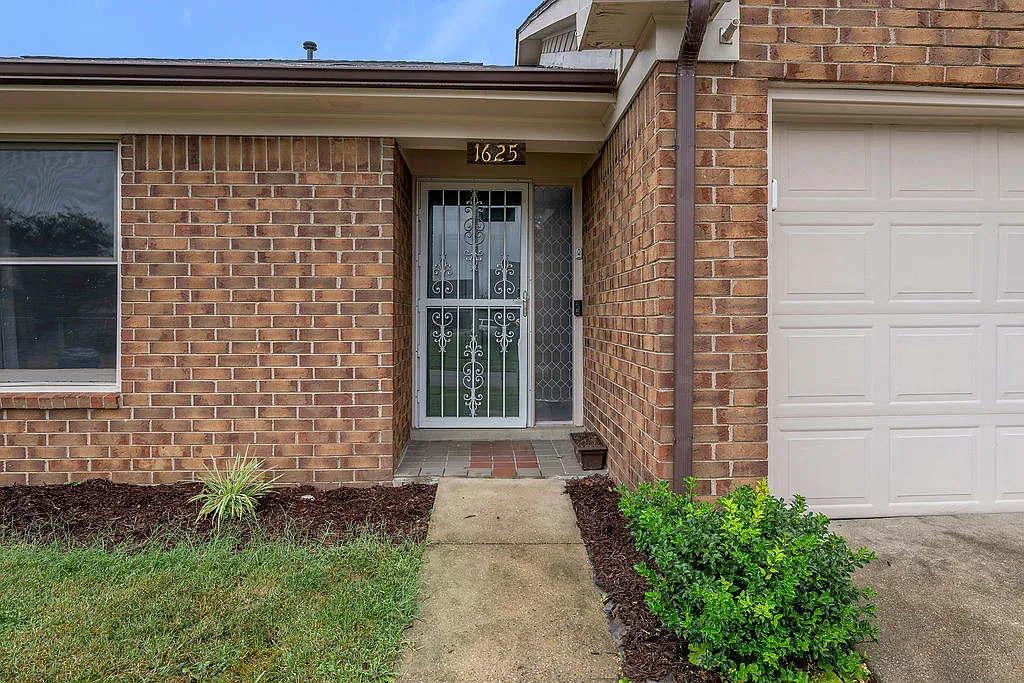 3 bed, 1309 sqft, $1,800 — Photo 2