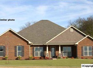 2610 Park Hampton Dr, Owens Cross Roads, AL 35763