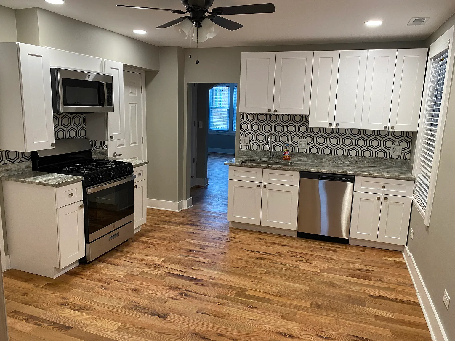 955 W 18th St — Photo 2
