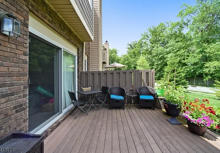 140 Kingston Ct — Photo 29