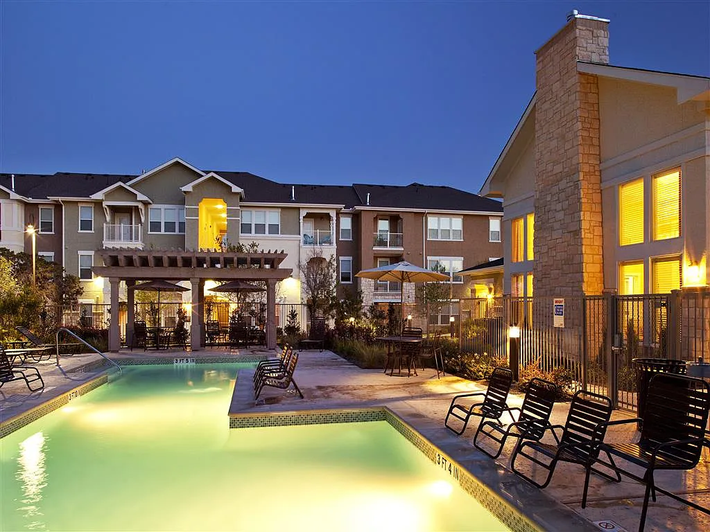 Encino Pointe — Photo 4