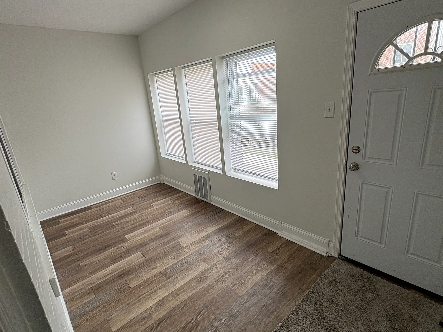 3 bed, 1120 sqft, $1,850 — Photo 2
