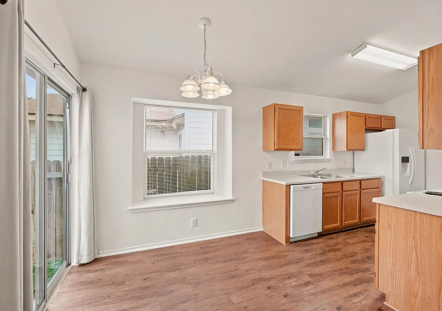 Beautiful 3/2 Woodlake Terrace for Sale or Lease — Photo 4