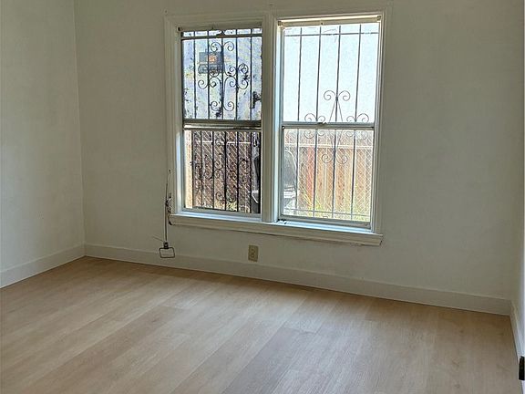 3rd image of 928 W 78th St