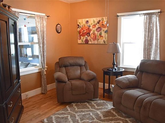 3rd image of 537 Avenue E